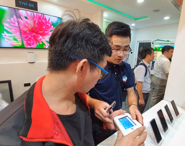 tp.hcm: lan dau thu nghiem mang 5g, nguoi dan "loay hoay" voi cong nghe hinh anh 4