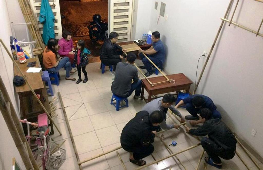 Phụ huynh lớp 3A2 - năm học 2016 - 2017 (Trường TH Đô thị Việt Hưng, Long Biên, Hà Nội) cùng nhau làm gian hàng cho các con tham gia Hội chợ quê do nhà trường tổ chức. Phụ huynh lớp 3A2 - năm học 2016 - 2017 (Trường TH Đô thị Việt Hưng, Long Biên, Hà Nội) cùng nhau làm gian hàng cho các con tham gia Hội chợ quê do nhà trường tổ chức.