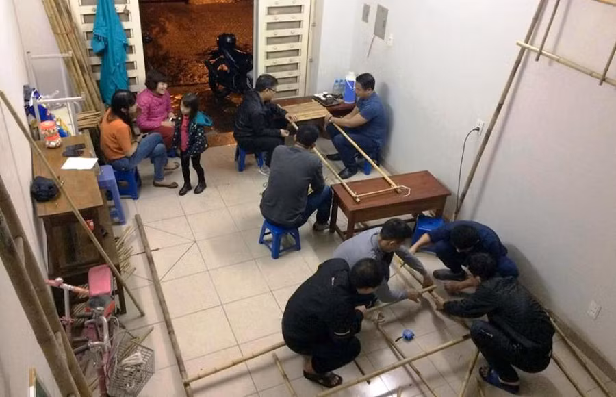 Phụ huynh lớp 3A2 - năm học 2016 - 2017 (Trường TH Đô thị Việt Hưng, Long Biên, Hà Nội) cùng nhau làm gian hàng cho các con tham gia Hội chợ quê do nhà trường tổ chức.