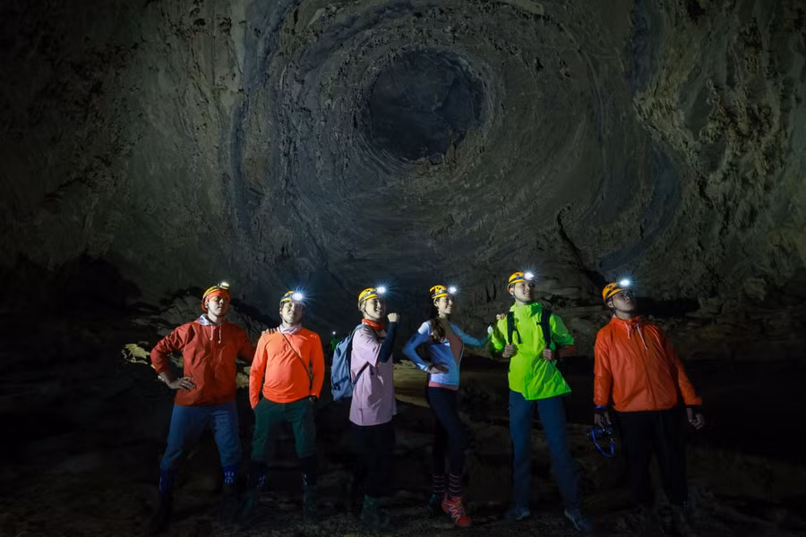 Đoàn chụp hình trong vòng xoáy trong hang Tiên (Ảnh: Ngô Trần Hải An).