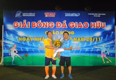 TS. Nguyễn Tri Thức (áo xanh) trao giải Nhì cho đội FC Báo GD&amp;TĐ.