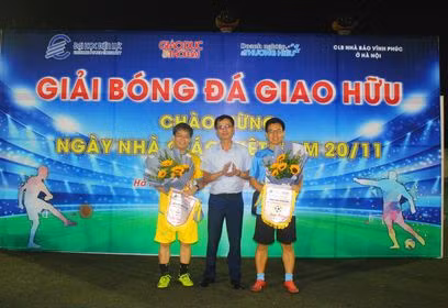 Nhà báo Nguyễn Trung Toàn trao đồng giải Ba cho CLB Nhà báo Vĩnh Phúc tại Hà Nội và Đội bóng Trường Đại học Điện lực.