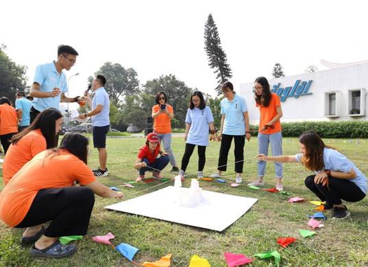 Các trò chơi vận động ngoài trời tại Outreach Day đòi hỏi khả năng làm việc nhóm và sự tập trung cao độ