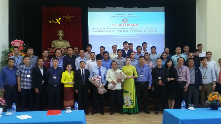 Đại biểu chụp ảnh lưu niệm Đại biểu chụp ảnh lưu niệm