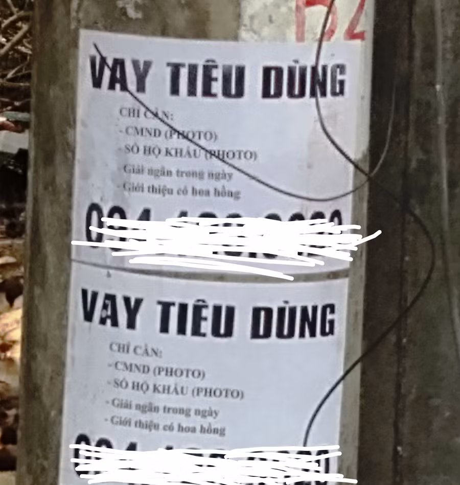 Một hình thức tín dụng đen được dán ở các trụ điện ven đường