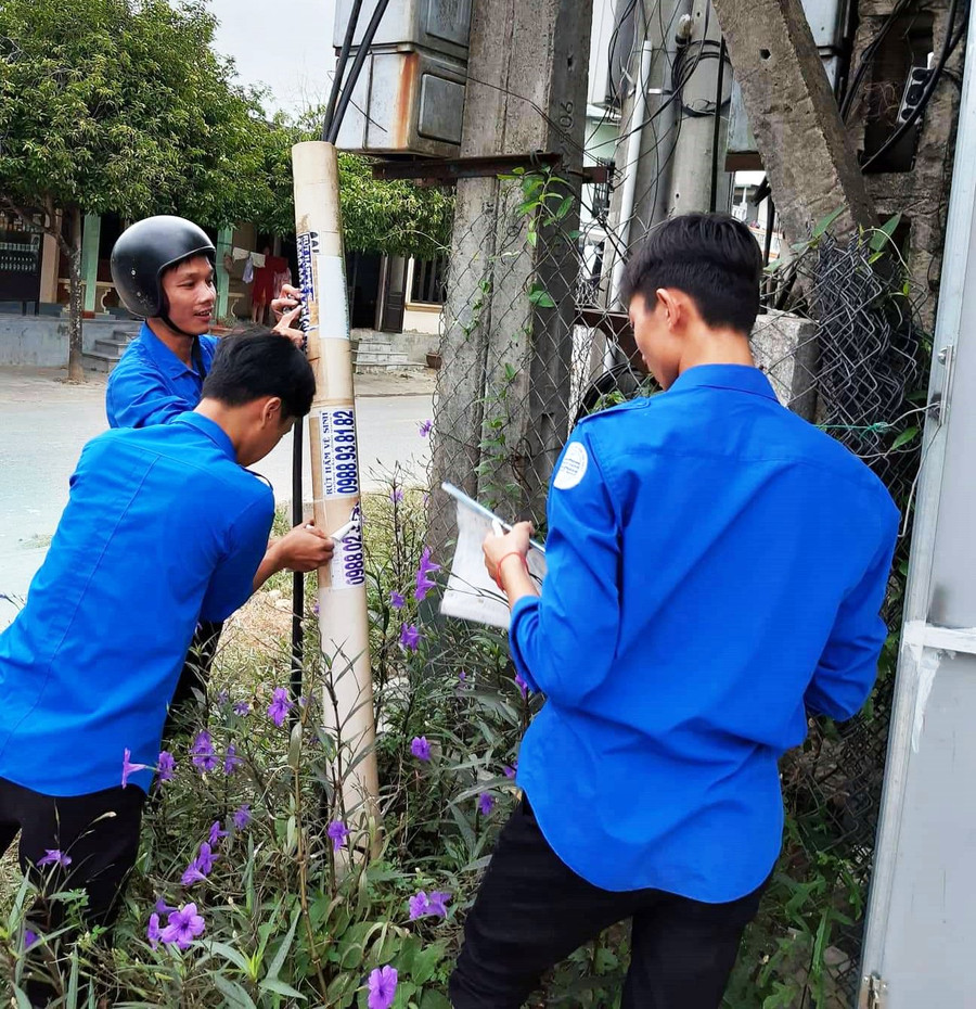Đoàn viên thanh niên ra quân dọn dẹp tờ rơi quảng cáo Đoàn viên thanh niên ra quân dọn dẹp tờ rơi quảng cáo