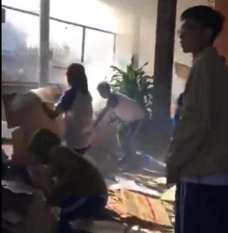 đang học thể dục, cả lớp học sinh 12 lao vào chữa cháy nhà hình 1 dang hoc the duc, ca lop hoc sinh 12 lao vao chua chay nha hinh 1