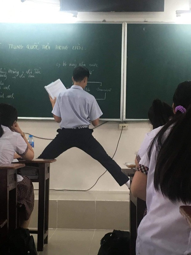 Bật cười trước cách thả dáng khi làm bài tập trên bảng của học sinh, đôi khi "cao quá cũng khổ" ảnh 1 Khi bạn cao quá nhưng lại phải viết bài ở vị trí thấp nhất trên bảng. (Ảnh: Trường Người ta)