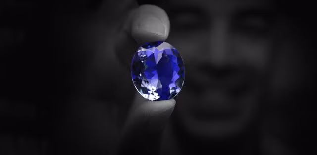 Vẻ đẹp ma mị của viên kim cương Hope.