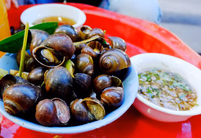 Tháng 10 Âm lịch là lúc ốc ngon nhất trong năm.