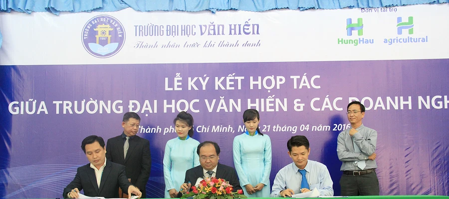 Đại diện Doanh nghiệp và Trường Đại học Văn Hiến đang ký kết hợp tác