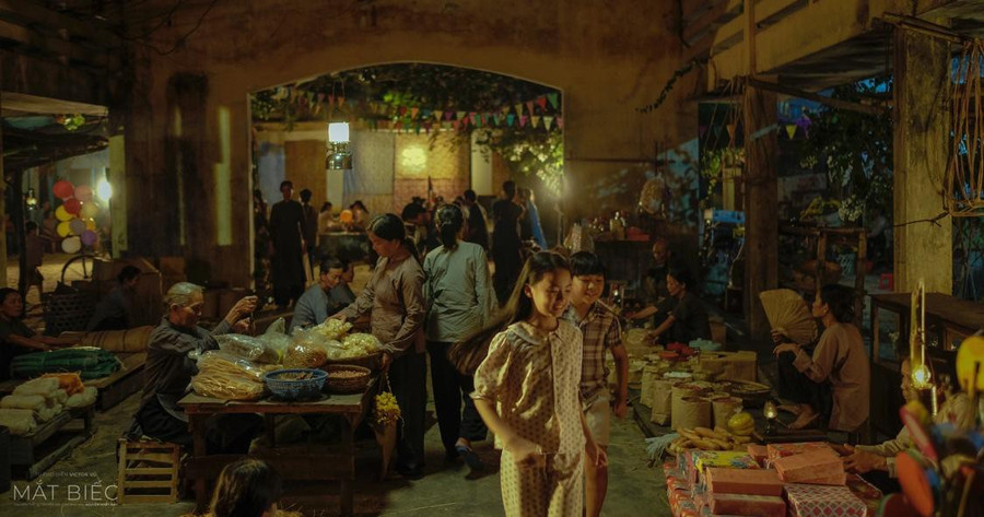 Góc chợ đêm, tuổi thơ của chàng “si tình” và nàng “mắt biếc”. Góc chợ đêm, tuổi thơ của chàng “si tình” và nàng “mắt biếc”.