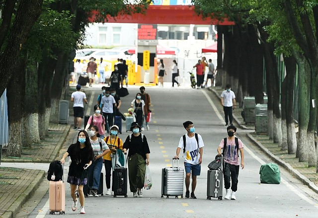 SV Trung Quốc quay trở lại trường học.