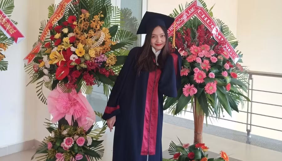 Nguyễn Châu Bảo Nhi là thủ khoa đầu ra ngành Ngôn ngữ Anh, Đại học Ngoại ngữ, Đại học Huế.