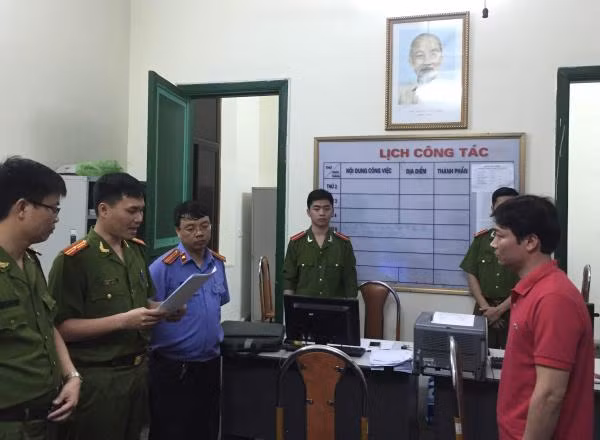 Cơ quan Cảnh sát Điều tra đọc lệnh bắt Bùi Hoàng Hiền.