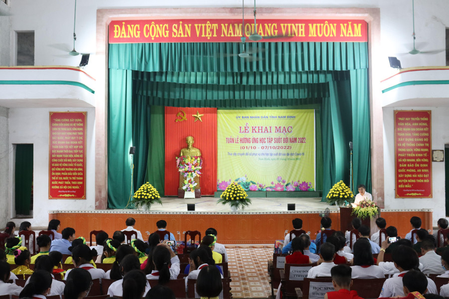 Tham dự chương trình còn có đại diện Sở GD&ĐT Nam Định, UBND huyện - Phòng GD&ĐT huyện Hải Hậu và đông đảo khách mời khác trên địa bàn tỉnh. Tham dự chương trình còn có đại diện Sở GD&ĐT Nam Định, UBND huyện - Phòng GD&ĐT huyện Hải Hậu và đông đảo khách mời khác trên địa bàn tỉnh.