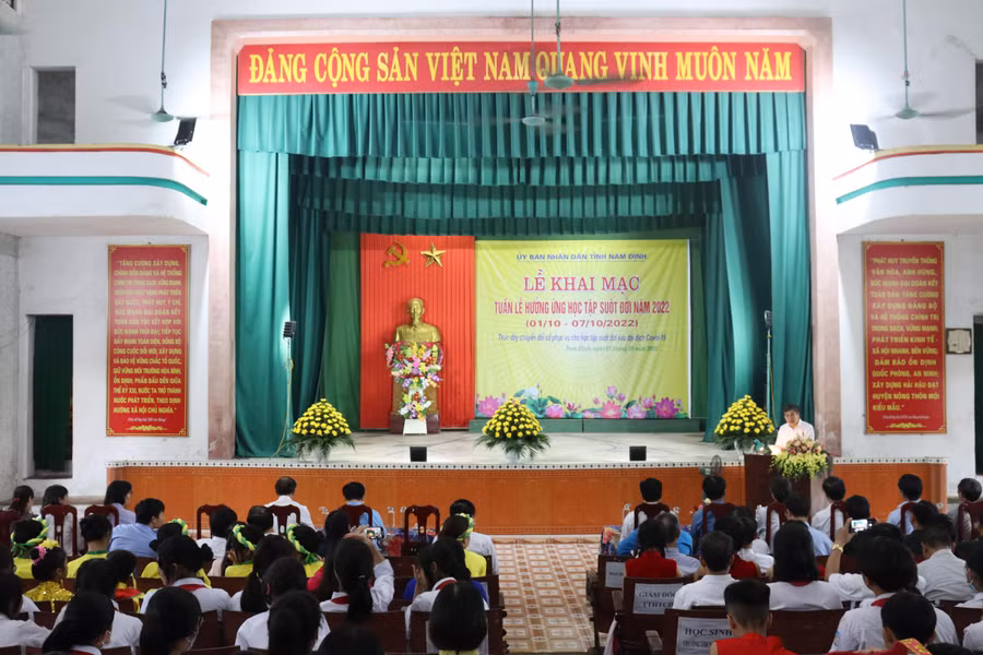 Tham dự chương trình còn có đại diện Sở GD&ĐT Nam Định, UBND huyện - Phòng GD&ĐT huyện Hải Hậu và đông đảo khách mời khác trên địa bàn tỉnh. Tham dự chương trình còn có đại diện Sở GD&ĐT Nam Định, UBND huyện - Phòng GD&ĐT huyện Hải Hậu và đông đảo khách mời khác trên địa bàn tỉnh.