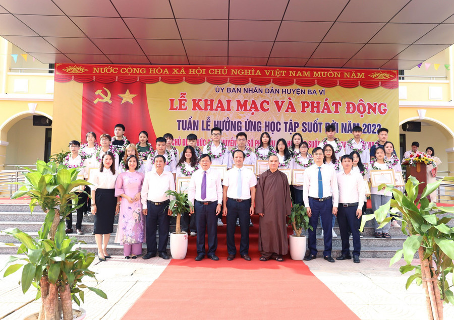 Các đại biểu tham dự chương trình chụp ảnh lưu niệm sau buổi lễ.