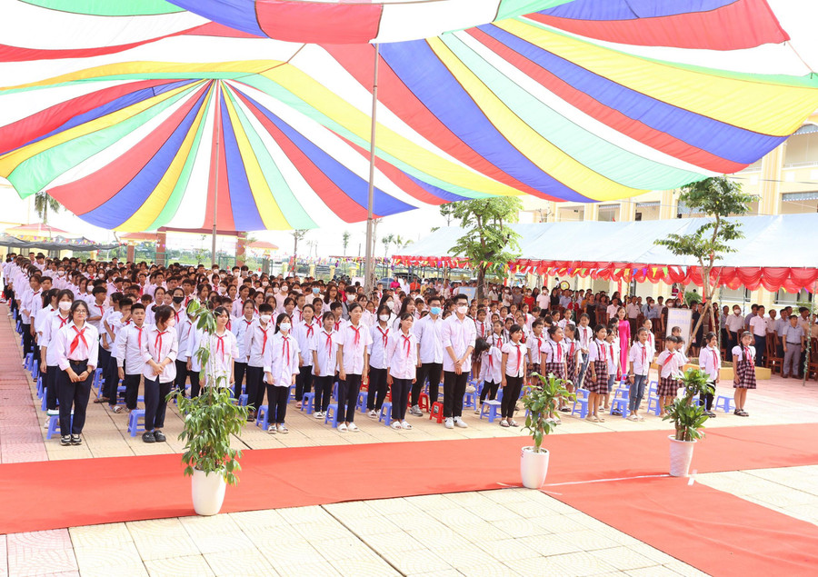 Đông đảo học sinh, cán bộ, giáo viên và đại diện một số đơn vị trên địa bàn huyện Ba Vì đã tham dự buổi lễ.