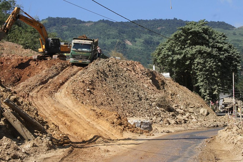 Thi công dự án đường từ Mường Xén đi Ta Do và Khe Kiền, huyện Kỳ Sơn, Nghệ An. (Ảnh: Phạm Tâm) Thi công dự án đường từ Mường Xén đi Ta Do và Khe Kiền, huyện Kỳ Sơn, Nghệ An. (Ảnh: Phạm Tâm)