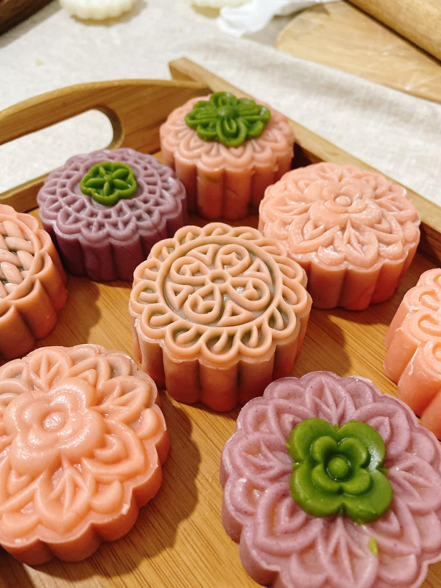 Bánh được bọc nhân kem trứng tan chảy.