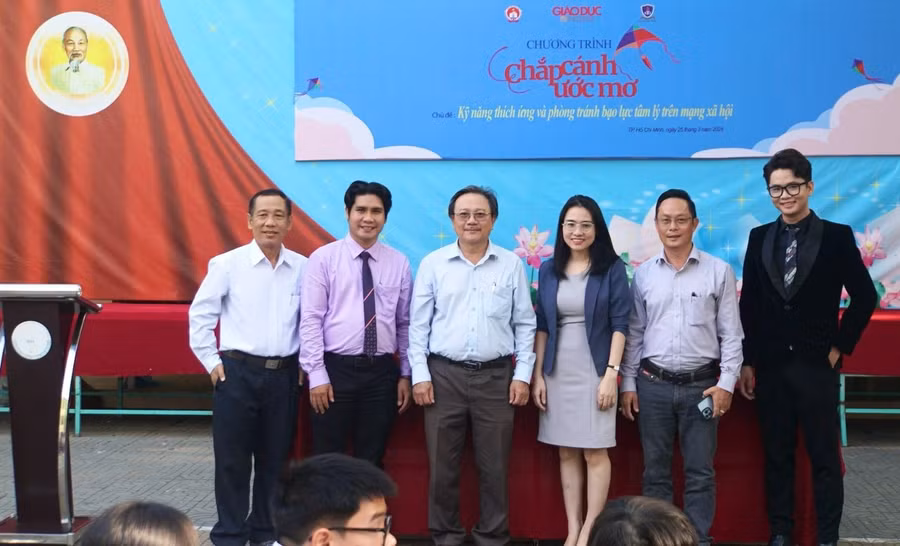 Các đại biểu chụp hình lưu niệm tại chương trình. Ảnh: MT.