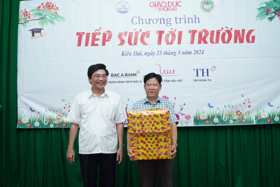 Dịp này, ông Trần Thanh Bình thay mặt Công đoàn Ngành Giáo dục TP Cần Thơ trao tặng 30 bộ áo dài cho các cô giáo xã đảo An Sơn, huyện Kiên Hải.
