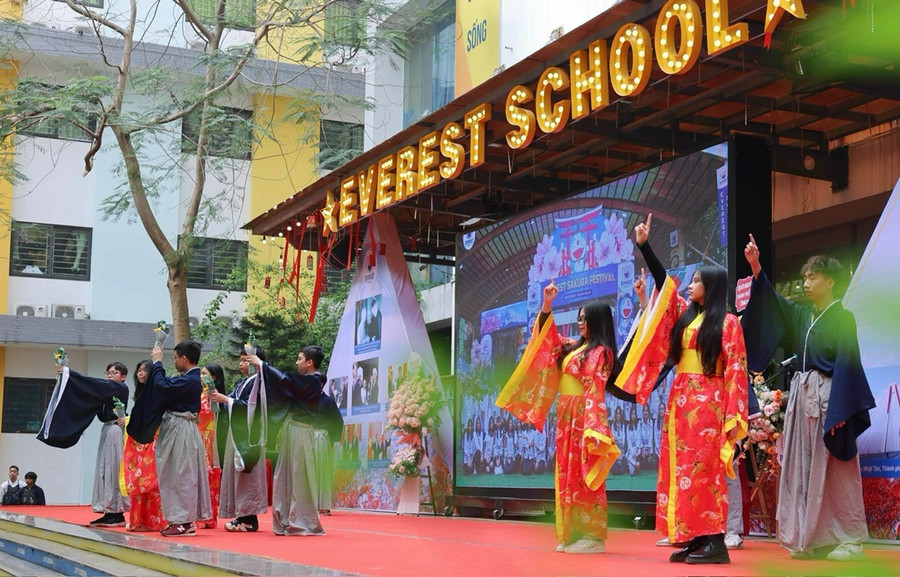 Tưng bừng lễ hội hoa Anh đào - Everest Sakura festival.