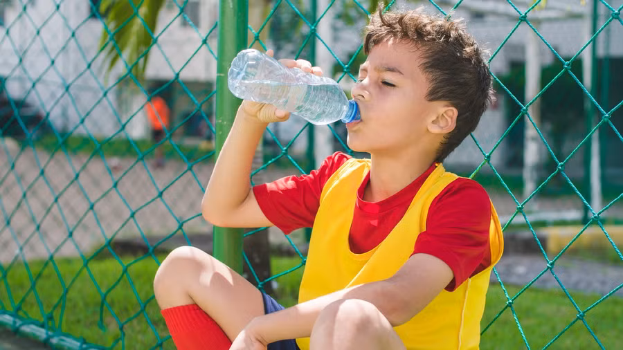 Khuyến khích con uống nước thường xuyên và luôn có sẵn nước ngay cả trước khi chúng yêu cầu. (Ảnh: ITN).