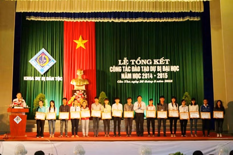Lễ tổng kết công tác đào tạo dự bị đại học năm học 2014 - 2015. Ảnh: ĐH Cần Thơ.