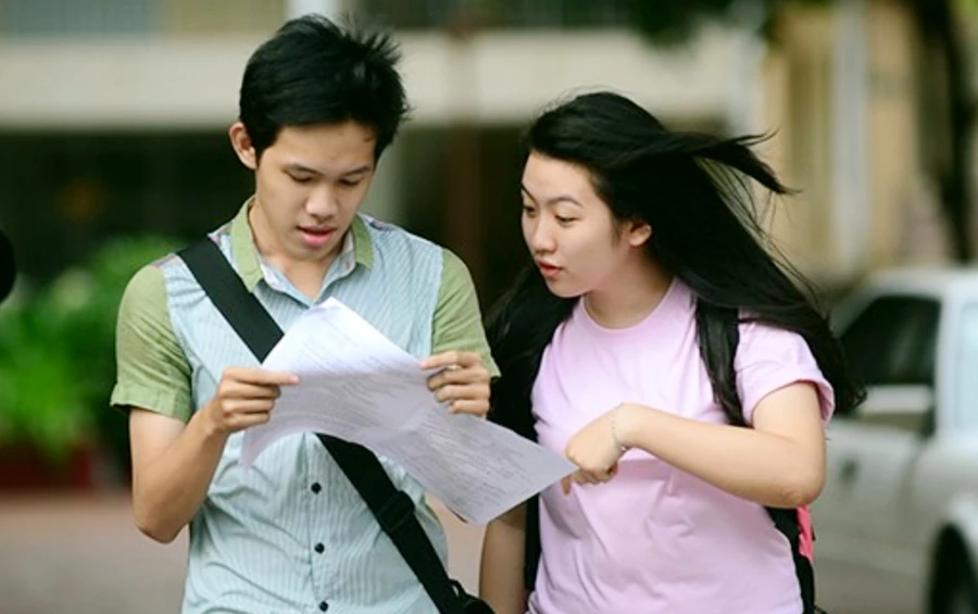Thí sinh trao đổi thông tin về tuyển sinh ĐH, CĐ