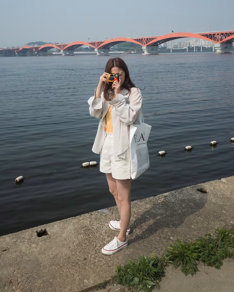 Kiểu áo sơ mi trẻ trung, thu gọn vóc dáng được các sao nữ xứ Hàn đua nhau mặc ảnh 15 Kiểu áo sơ mi trẻ trung, thu gọn vóc dáng được các sao nữ xứ Hàn đua nhau mặc ảnh 15