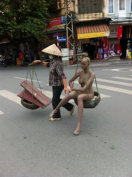 Gánh gồng trên phố.