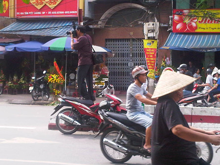 Đứng lên xe chụp cho dễ.
