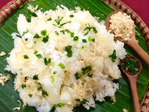 Xôi sắn thì thường được thưởng thức vào cuối thu đầu đông, khi mà củ sắn ta mới dỡ khỏi ruộng và thời tiết thì bắt đầu có gió heo may se lạnh.