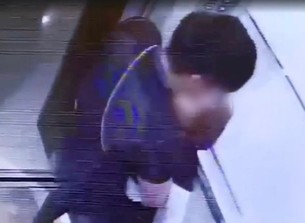 Camera ghi lại được hình ảnh trước khi chết của hotgirl nổi tiếng Thái Lan ảnh 1 Hotgirl nổi tiếng Thái Lan được tìm thấy đã chết, camera giám sát ghi lại hình ảnh cô bị kéo lê vào thang máy trong tình trạng bất tỉnh-2