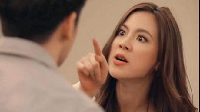 "Phải đi ô tô bóng lộn cho tụi bạn lóe mắt mới được. Dám chê tôi đây nghèo túng, bám chồng à?". Vợ tôi nghiến răng nghiến lợi nói. (Ảnh minh họa).