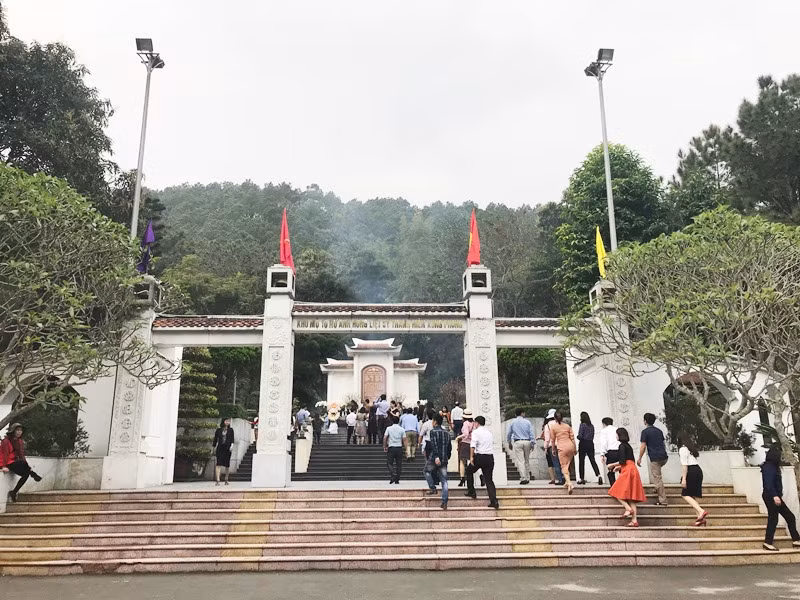 Mỗi ngày có hơn 7.000 lượt khách đến dâng hương, dâng hoa, tham quan tại Ngã ba Đồng Lộc.