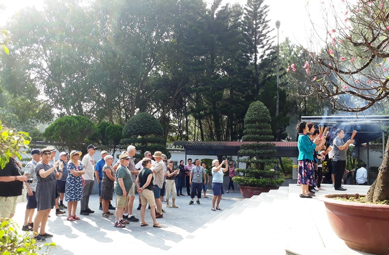 Rất nhiều đoàn du khách nước ngoài đến thắp hương, tham quan tại Di tích lịch sử Ngã ba Đồng Lộc. Rất nhiều đoàn du khách nước ngoài đến thắp hương, tham quan tại Di tích lịch sử Ngã ba Đồng Lộc.