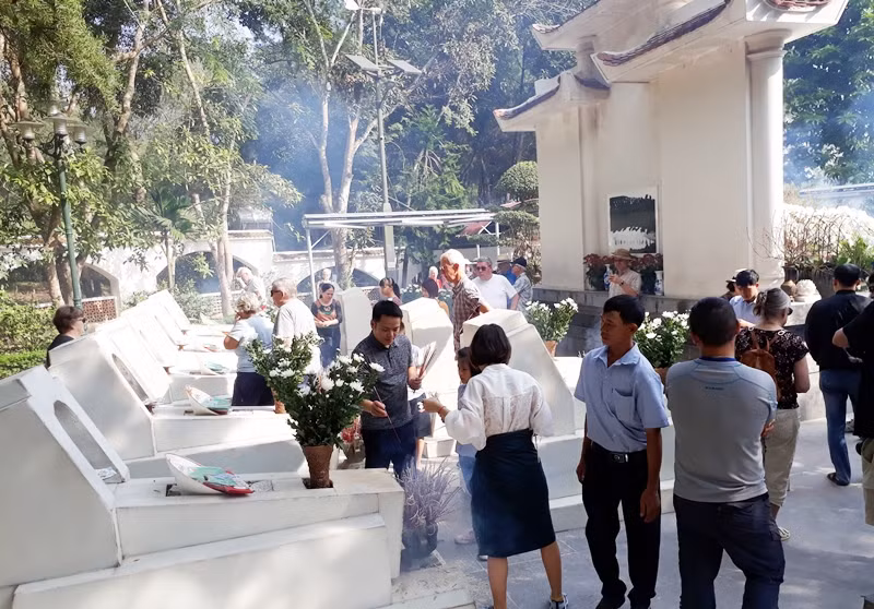 Thắp hương tại 10 ngôi mộ của 10 cô gái TNXP