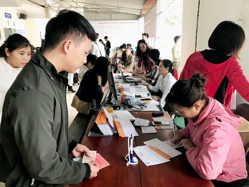 Hàng trăm người đến làm thủ tục hộ chiếu, giấy thông hành đầu năm tại Phòng xuất nhập cảnh, Công an Hà Tĩnh.