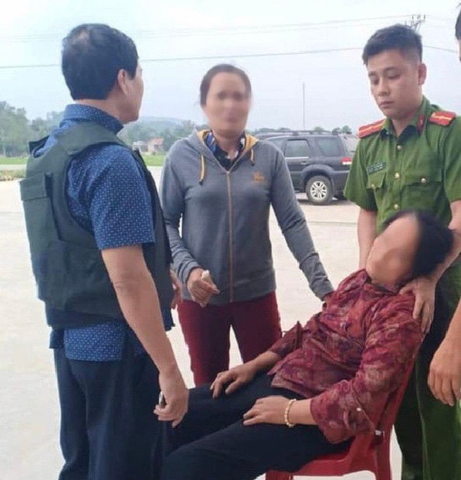 Mẹ đối tượng có mặt tại hiện trường để thuyết phục con đầu hàng.