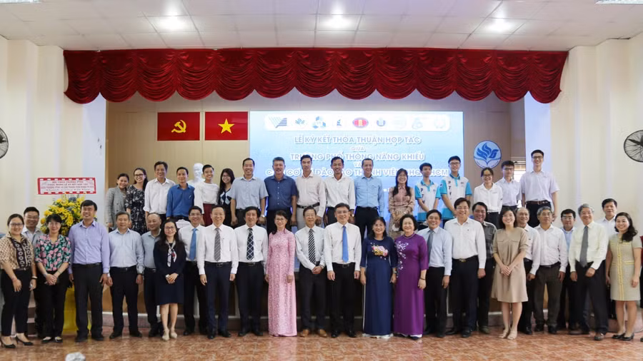 Các đại biểu chụp ảnh kỉ niệm