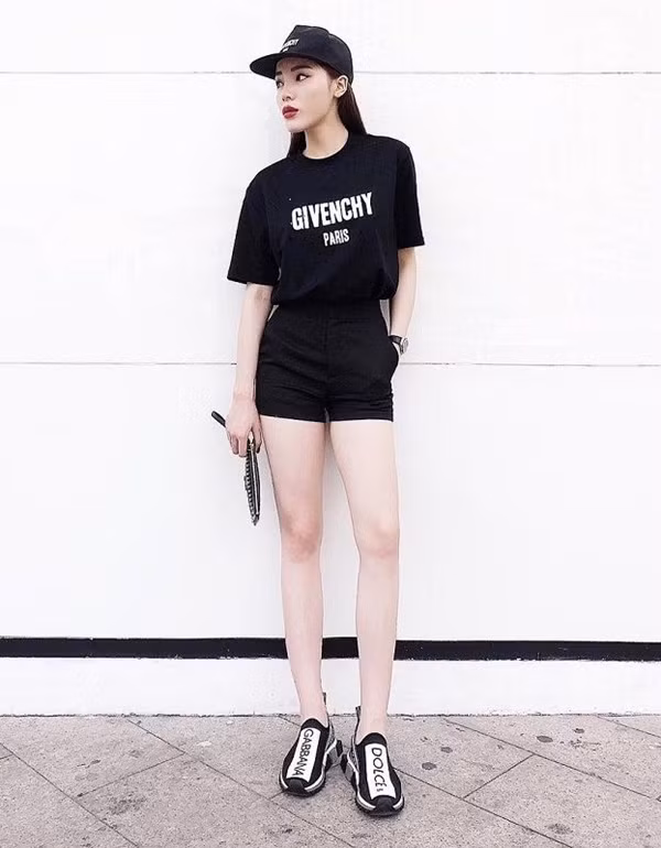 Bí quyết diện đồ tuyền đen vừa cá tính, thời thượng lại không nhàm chán như sao Việt