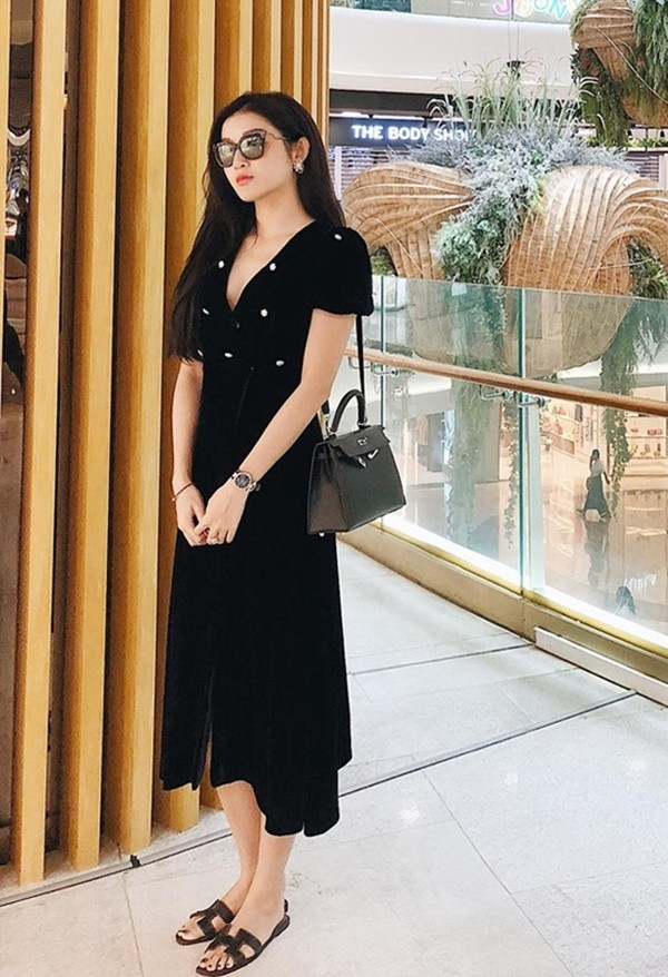 Bí quyết diện đồ tuyền đen cá tính lại không nhàm chán ảnh 5 Bí quyết diện đồ tuyền đen vừa cá tính, thời thượng lại không nhàm chán như sao Việt