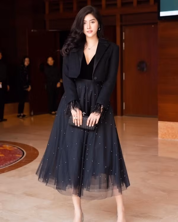 Bí quyết diện đồ tuyền đen vừa cá tính, thời thượng lại không nhàm chán như sao Việt