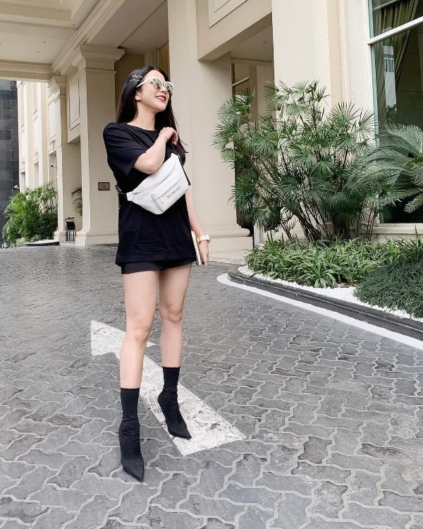 Bí quyết diện đồ tuyền đen cá tính lại không nhàm chán ảnh 13 Bí quyết diện đồ tuyền đen vừa cá tính, thời thượng lại không nhàm chán như sao Việt