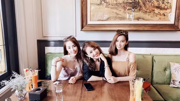 Ngưỡng mộ gu thời trang tinh tế của nhóm bạn thân Vân Hugo, Lã Thanh Huyền ảnh 2 Empty