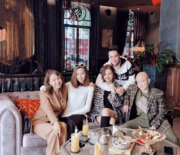 Ngưỡng mộ gu thời trang tinh tế của nhóm bạn thân Vân Hugo, Lã Thanh Huyền ảnh 7 Empty