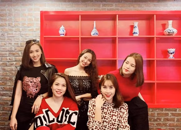 Ngưỡng mộ gu thời trang tinh tế của nhóm bạn thân Vân Hugo, Lã Thanh Huyền ảnh 12 Empty